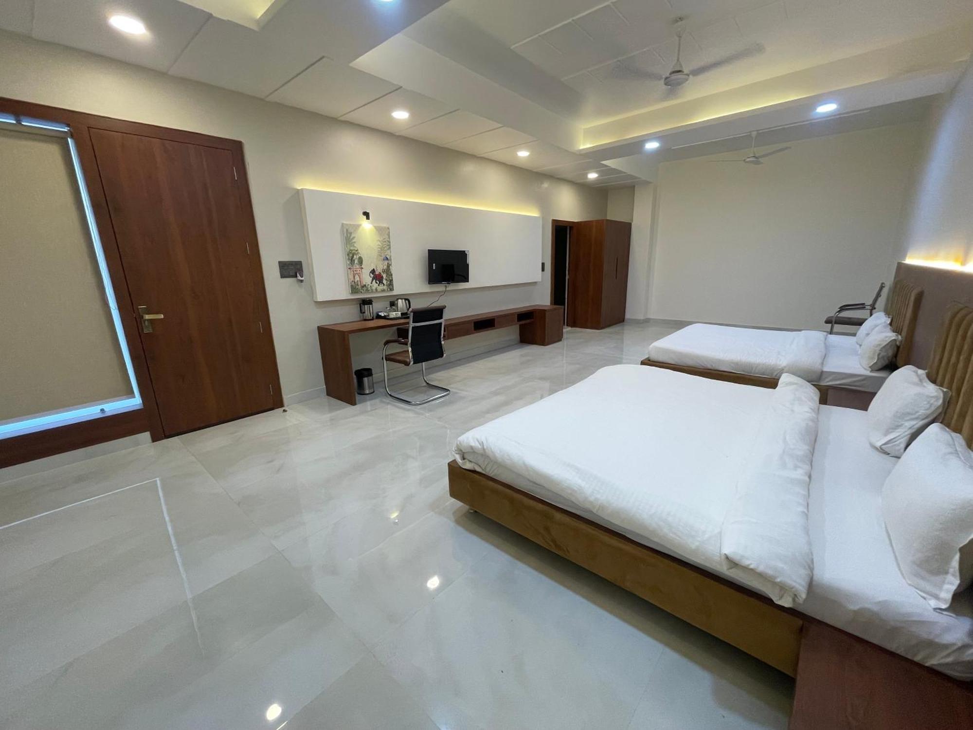 The Kedar Resort Mathura Esterno foto